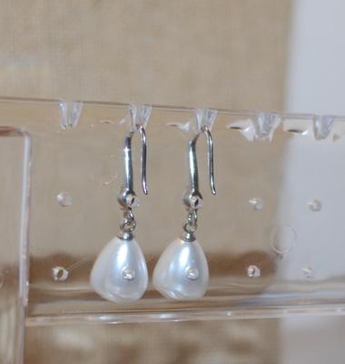 All White Faux Pear Shaped Pearl Hook Earring Set (1" x ½")