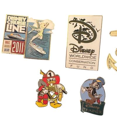 Lot of Disney Pins +Goofy Note Pad