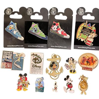 Lot of Disney Pins +Goofy Note Pad