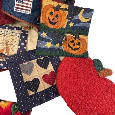 Lot of Kitchen Potholders and Towels