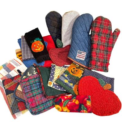 Lot of Kitchen Potholders and Towels