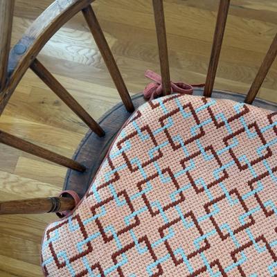 Wooden Windsor Chair with Needlepoint Pillow (LR-SF)