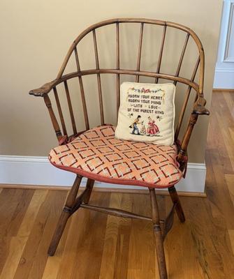 Wooden Windsor Chair with Needlepoint Pillow (LR-SF)