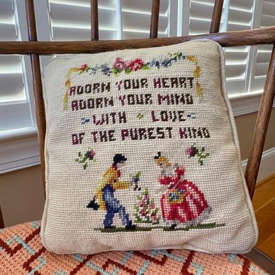 Wooden Windsor Chair with Needlepoint Pillow (LR-SF)