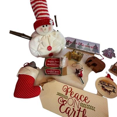 Sale Photo Thumbnail #91: Mixed Lot of Christmas Ornaments and Decor