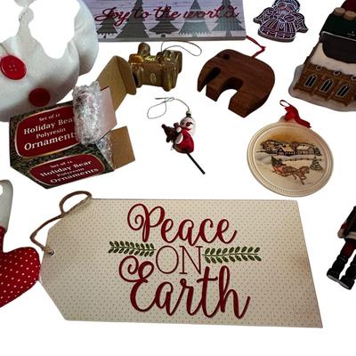 Sale Photo Thumbnail #92: Mixed Lot of Christmas Ornaments and Decor