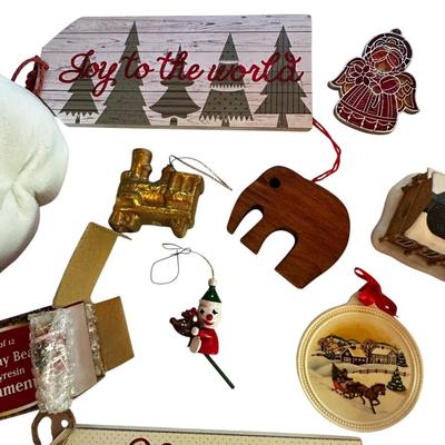 Sale Photo Thumbnail #94: Mixed Lot of Christmas Ornaments and Decor