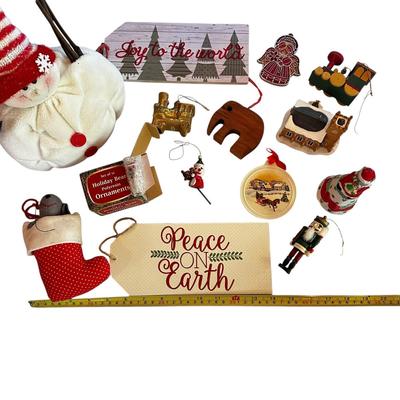 Sale Photo Thumbnail #90: Mixed Lot of Christmas Ornaments and Decor