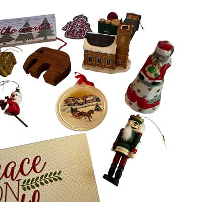 Sale Photo Thumbnail #93: Mixed Lot of Christmas Ornaments and Decor