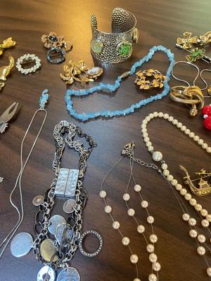 Assorted Costume Jewlery Lot. Monet, Avon +++