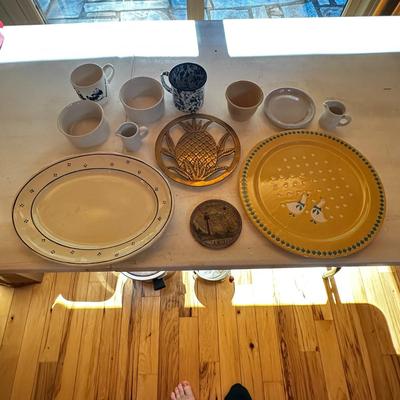 12 Pieces Mixed Items - Pineapple Trivet, Plates, Cups, Bowls, Kitchen
