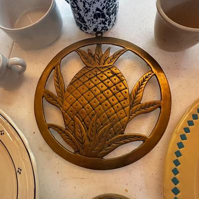 12 Pieces Mixed Items - Pineapple Trivet, Plates, Cups, Bowls, Kitchen