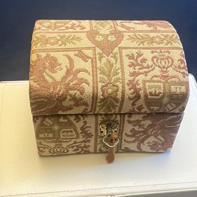LOT 61: Jewelry Boxes
