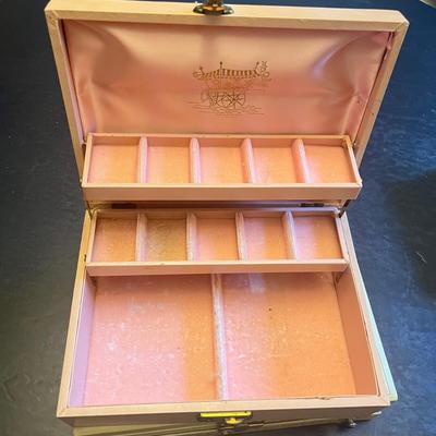 LOT 61: Jewelry Boxes