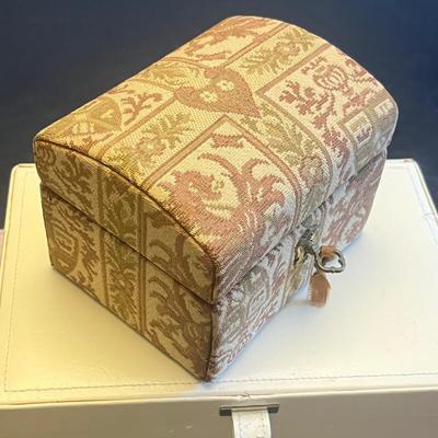 LOT 61: Jewelry Boxes