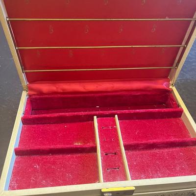 LOT 61: Jewelry Boxes