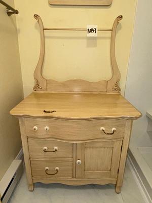 Beautiful Wash stand, Mirror and chair!