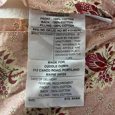 Sale Photo Thumbnail #1175: Scalloped edge on quilt/comforter and shams
Light pinks and reds with some green
Queen sized