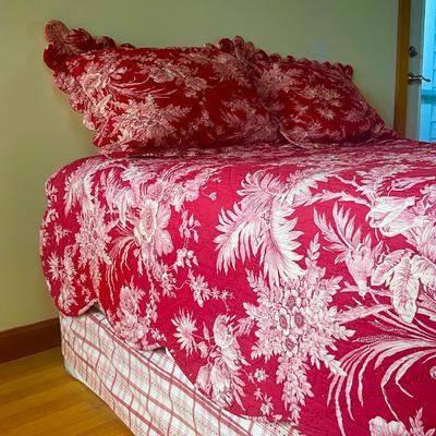Sale Photo Thumbnail #1178: Scalloped edge on quilt/comforter and shams
Light pinks and reds with some green
Queen sized