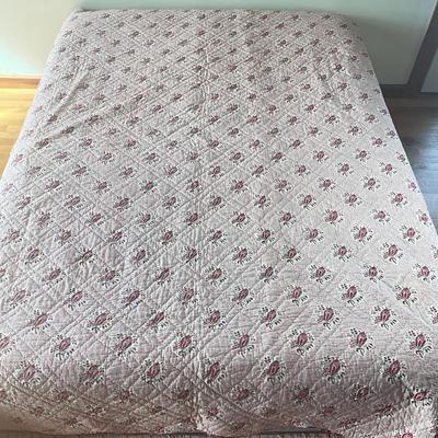Sale Photo Thumbnail #1172: Scalloped edge on quilt/comforter and shams
Light pinks and reds with some green
Queen sized