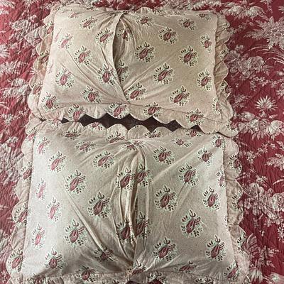 Sale Photo Thumbnail #1174: Scalloped edge on quilt/comforter and shams
Light pinks and reds with some green
Queen sized