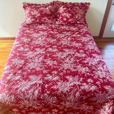 Sale Photo Thumbnail #1176: Scalloped edge on quilt/comforter and shams
Light pinks and reds with some green
Queen sized