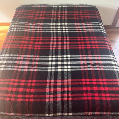 Sale Photo Thumbnail #1180: Only has one hole, see photo
Measures: 68" wide x 84" long