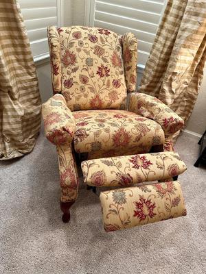 Furniture - Recliner & Magazine holder