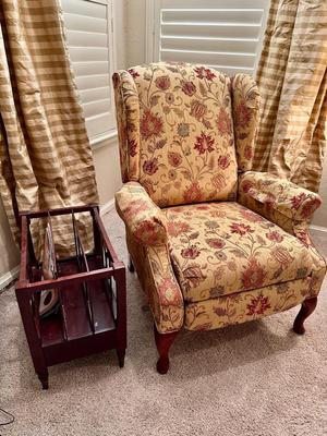 Furniture - Recliner & Magazine holder