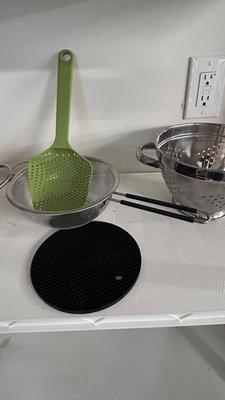 STAINLESS STEEL FRYER POT, COLANDERS, AND SILICONE HOT PLATE HOLDER