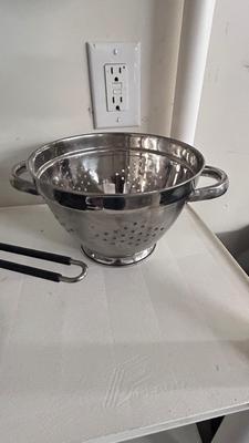 STAINLESS STEEL FRYER POT, COLANDERS, AND SILICONE HOT PLATE HOLDER