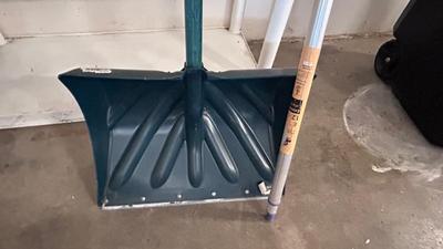 RUBBERMAID ROUGHNECK 42 GALLON TRASH CAN ON WHEELS, ARCTIC BLAST SNOW SHOVEL AND BLUE HAWK MULTI USE TELESCOPING POLE