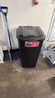 RUBBERMAID ROUGHNECK 42 GALLON TRASH CAN ON WHEELS, ARCTIC BLAST SNOW SHOVEL AND BLUE HAWK MULTI USE TELESCOPING POLE