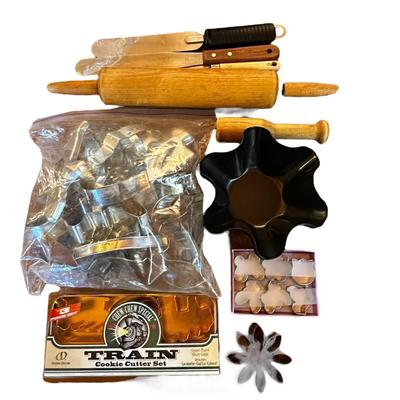 Big Bag of Cookie Cutter with Rolling Pin, Pans, & Spreading Knives