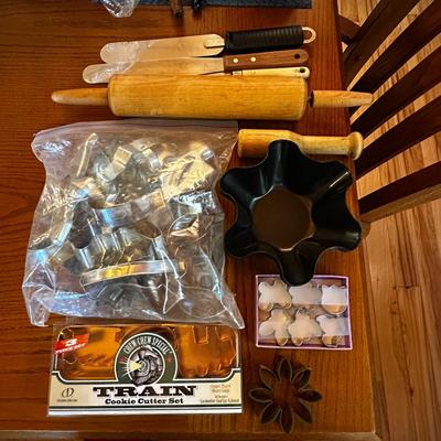 Big Bag of Cookie Cutter with Rolling Pin, Pans, & Spreading Knives