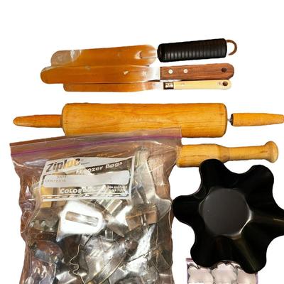 Big Bag of Cookie Cutter with Rolling Pin, Pans, & Spreading Knives