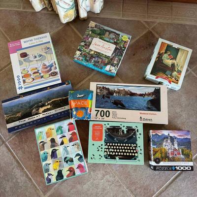 Sale Photo Thumbnail #1215: Various types of puzzle games, some ranging into 1000 pieces