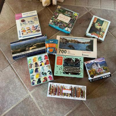 Sale Photo Thumbnail #1216: Various types of puzzle games, some ranging into 1000 pieces