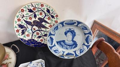 AN ASSORTMENT OF COLLECTOR'S PLATES, CHINA AND TEAPOTS