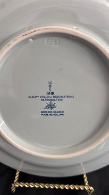 AN ASSORTMENT OF COLLECTOR'S PLATES, CHINA AND TEAPOTS