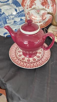AN ASSORTMENT OF COLLECTOR'S PLATES, CHINA AND TEAPOTS