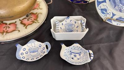 AN ASSORTMENT OF COLLECTOR'S PLATES, CHINA AND TEAPOTS