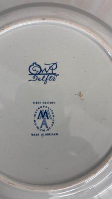 AN ASSORTMENT OF COLLECTOR'S PLATES, CHINA AND TEAPOTS