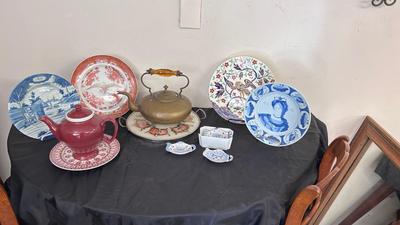 AN ASSORTMENT OF COLLECTOR'S PLATES, CHINA AND TEAPOTS