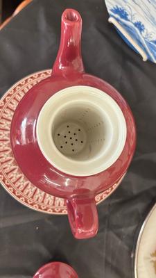 AN ASSORTMENT OF COLLECTOR'S PLATES, CHINA AND TEAPOTS