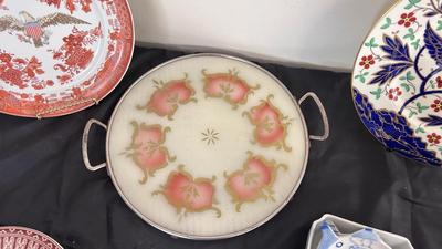 AN ASSORTMENT OF COLLECTOR'S PLATES, CHINA AND TEAPOTS