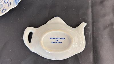 AN ASSORTMENT OF COLLECTOR'S PLATES, CHINA AND TEAPOTS