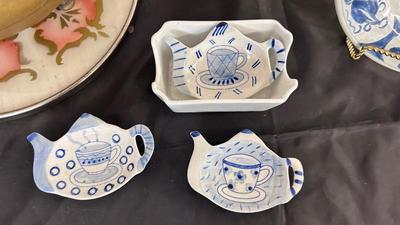 AN ASSORTMENT OF COLLECTOR'S PLATES, CHINA AND TEAPOTS