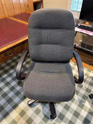 3 PANEL LEATHER TOP DESK WITH 3 DRAWERS PLUS ADJUSTABLE DESK CHAIR