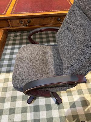 3 PANEL LEATHER TOP DESK WITH 3 DRAWERS PLUS ADJUSTABLE DESK CHAIR